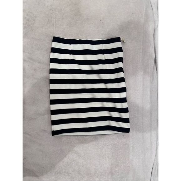 Vince Camuto size 0 women’s skirt with gold zipper down side black and white str
